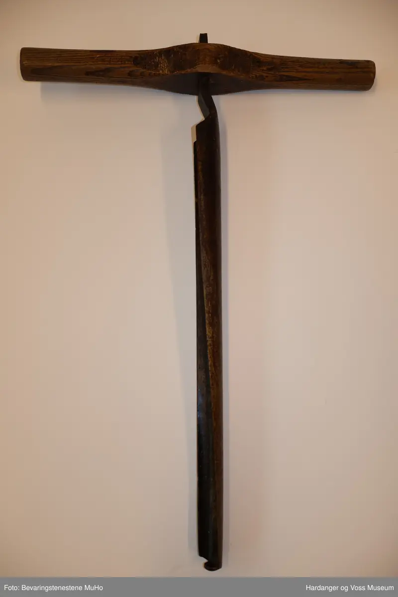 Stor navar med langt, litt vridd blad og tversgåande handtak.