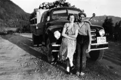 Turid og Ola Hansvoll med lastebil, Sagelvvatn