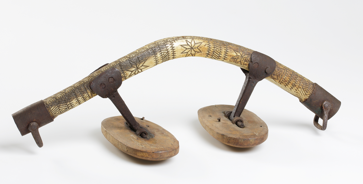 Selbåge av horn, med ristade flätmönster.
Försett med järnbeslag.

Inskrivet i huvudbok 1887.