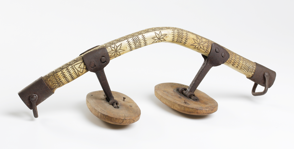 Selbåge av horn, med ristade flätmönster.
Försett med järnbeslag.

Inskrivet i huvudbok 1887.