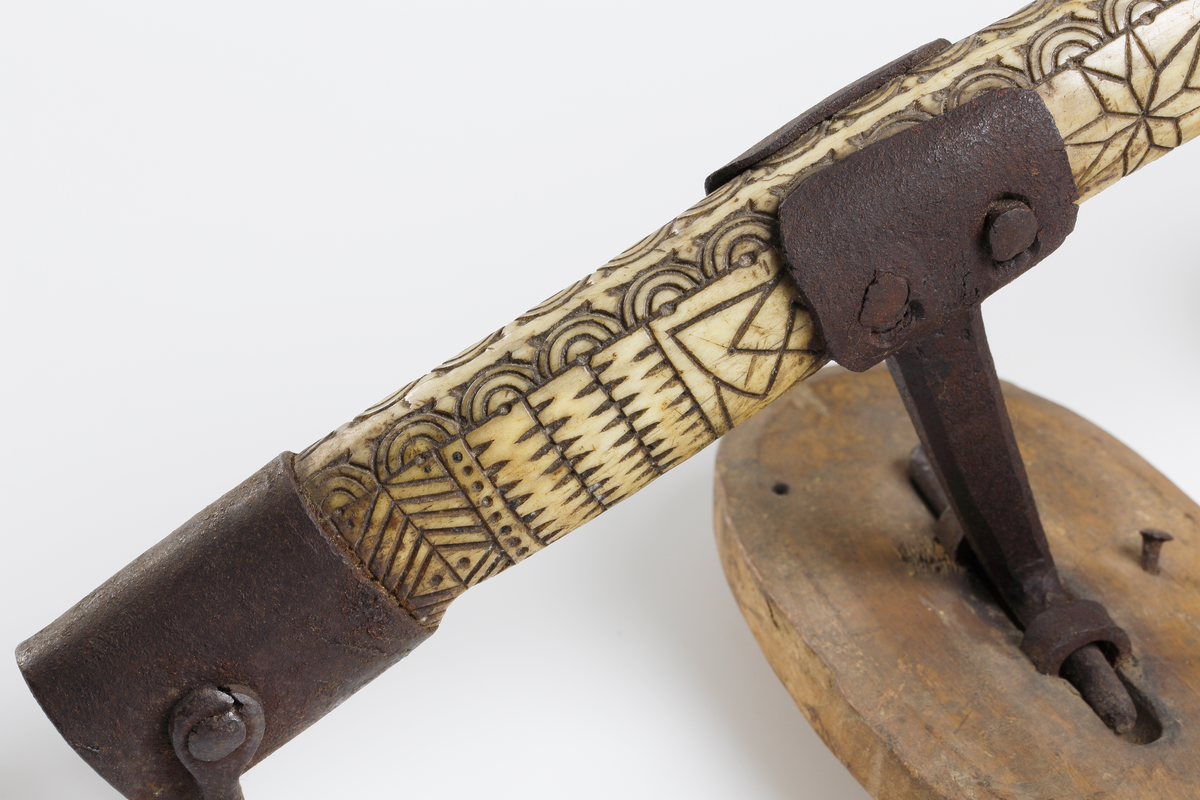 Selbåge av horn, med ristade flätmönster.
Försett med järnbeslag.

Inskrivet i huvudbok 1887.