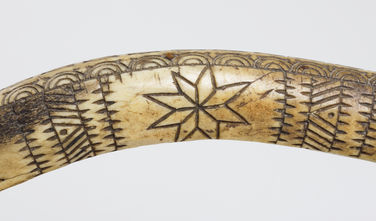 Selbåge av horn, med ristade flätmönster.
Försett med järnbeslag.

Inskrivet i huvudbok 1887.