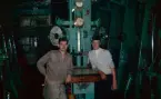 Två besättningsmän i maskinrummet på M/S NORDSTJERNAN.