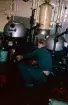 Besättningsmannen Peter Lindquist arbetar med separatorn i maskinrummet på M/S NORDSTJERNAN.
