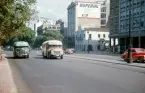 Gatuvy från Buenos Aires med trafik och stadsbebyggelse.