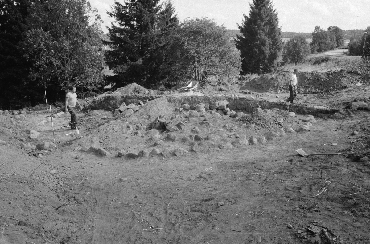 Uppland; Vallentuna kommun; Össeby-Garn socken; Karby; RAÄ 220. Dnr 2003:131.


Högen A1 från  NV med kärnröset och kantkedjan frilagda.


Undersökning av en vikingatida gravhög vid Karby i Össeby-Garns socken (RAÄ 220; A1).


Jonas Ericsson (till vänster) och Peter Bratt.


Undersökning av en vikingatida gravhög vid Karby i Össeby-Garns socken (RAÄ 220; A1). På bilden har högens kärnröse och kantkedja frilagts. I kärnröset finns en grop efter en jordkällare som grävdes in i högen i slutet av medeltiden.