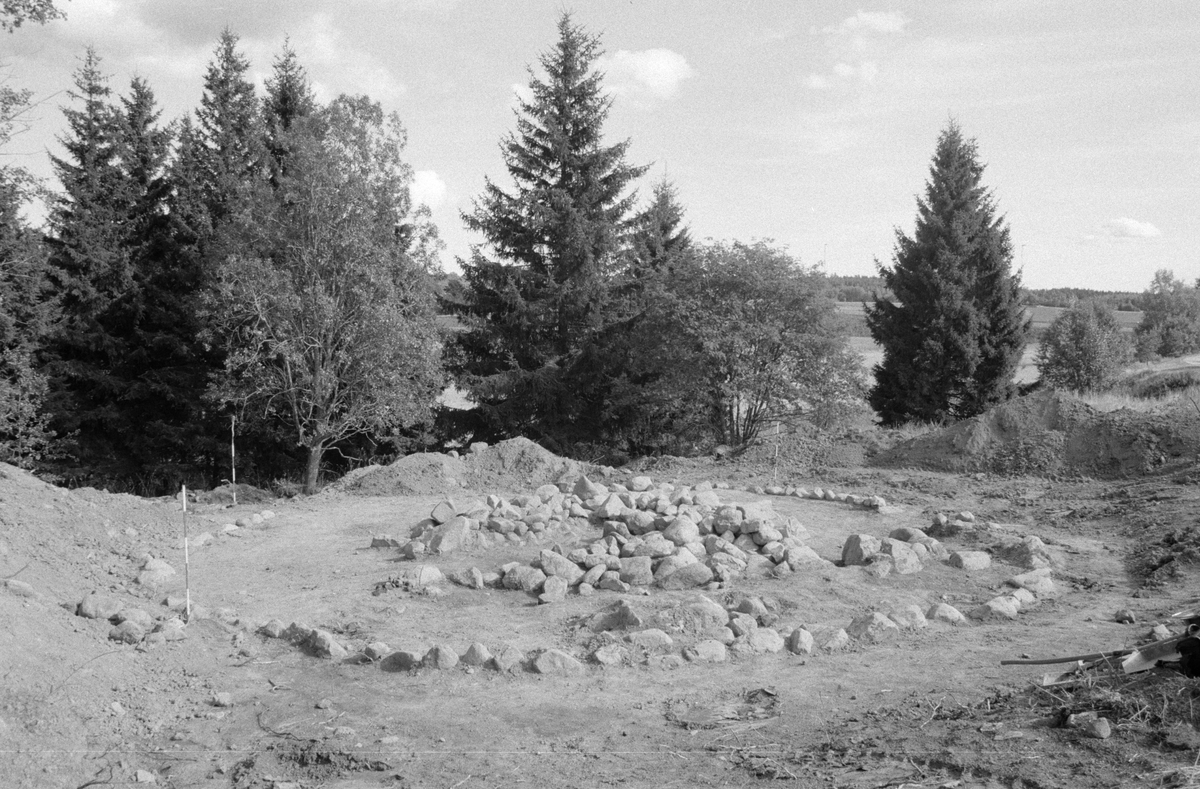 Undersökning av en vikingatida gravhög vid Karby i Össeby-Garns socken (RAÄ 220; A1). Dnr 2003:131.


Högen A1 under utgrävning från NNV. Till vänster Jonas Ericsson; till höger Peter Bratt.