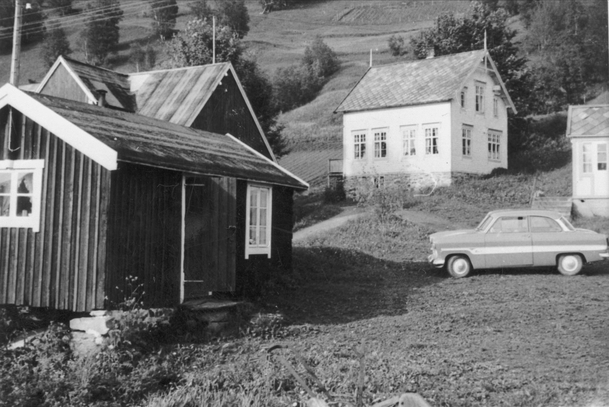 Gårdstun i Storvassbotn. Til høyre står en personbil.