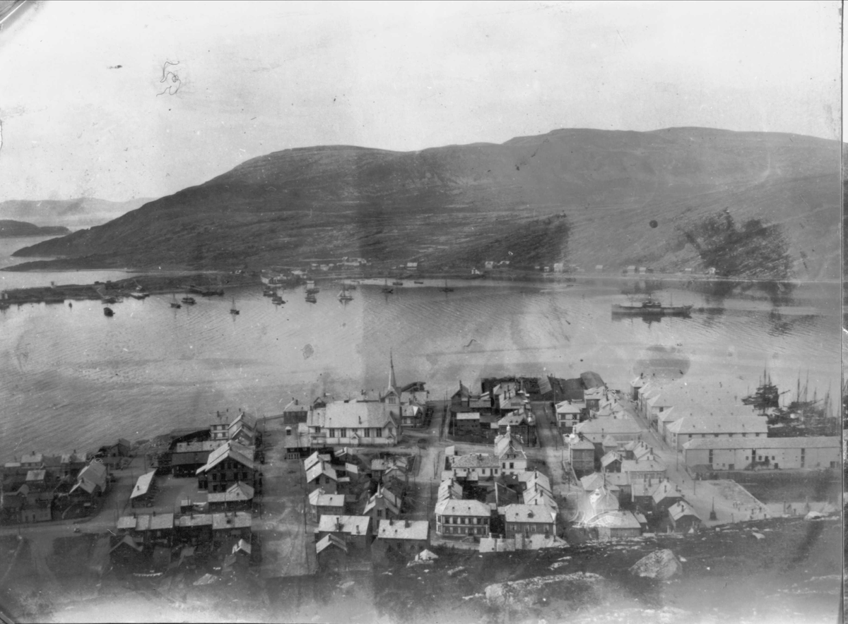 Havna i Hammerfest, med dampskip og seilskuter fortøyd langs kaiene.