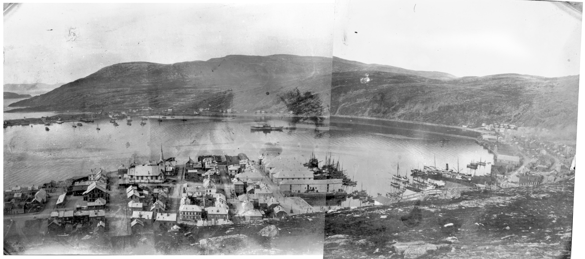 Havna i Hammerfest, med dampskip og seilskuter fortøyd langs kaiene.