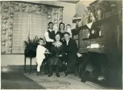 Gruppbild fotograferad med blixt. Se text på baksida