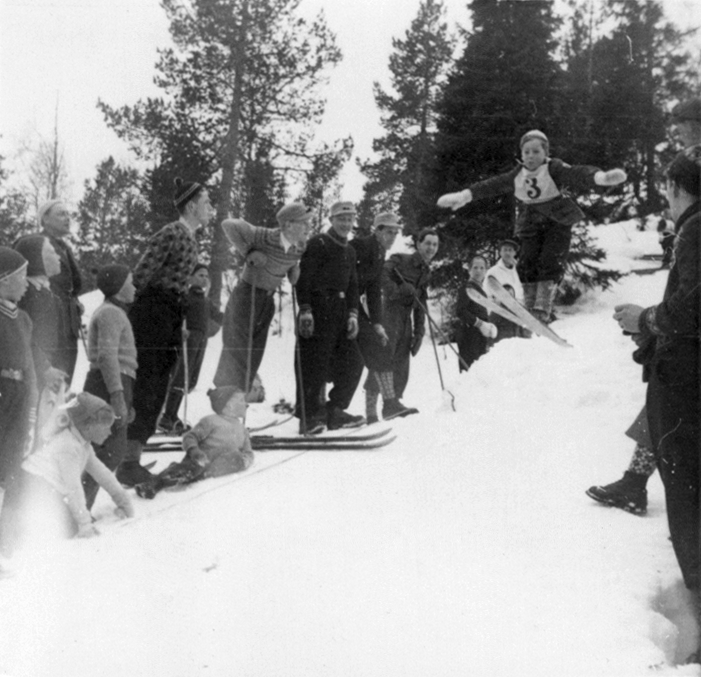 Birger Myrås hopper i Skyggebakken i 1944.
