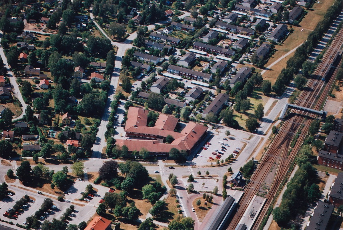 Västerhaninge centrum med pendeltågsstationen.