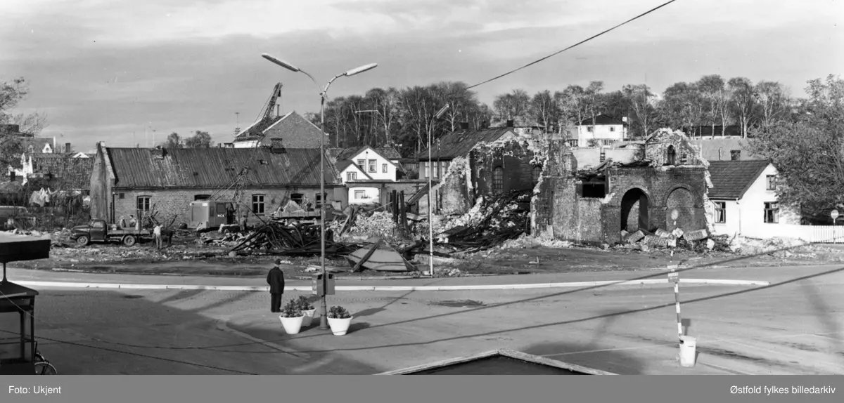 Riving av Moss Glassverk 1967. Fotografert fra fergebrygga mot nord. I bakgrunnen Thorneløkka.