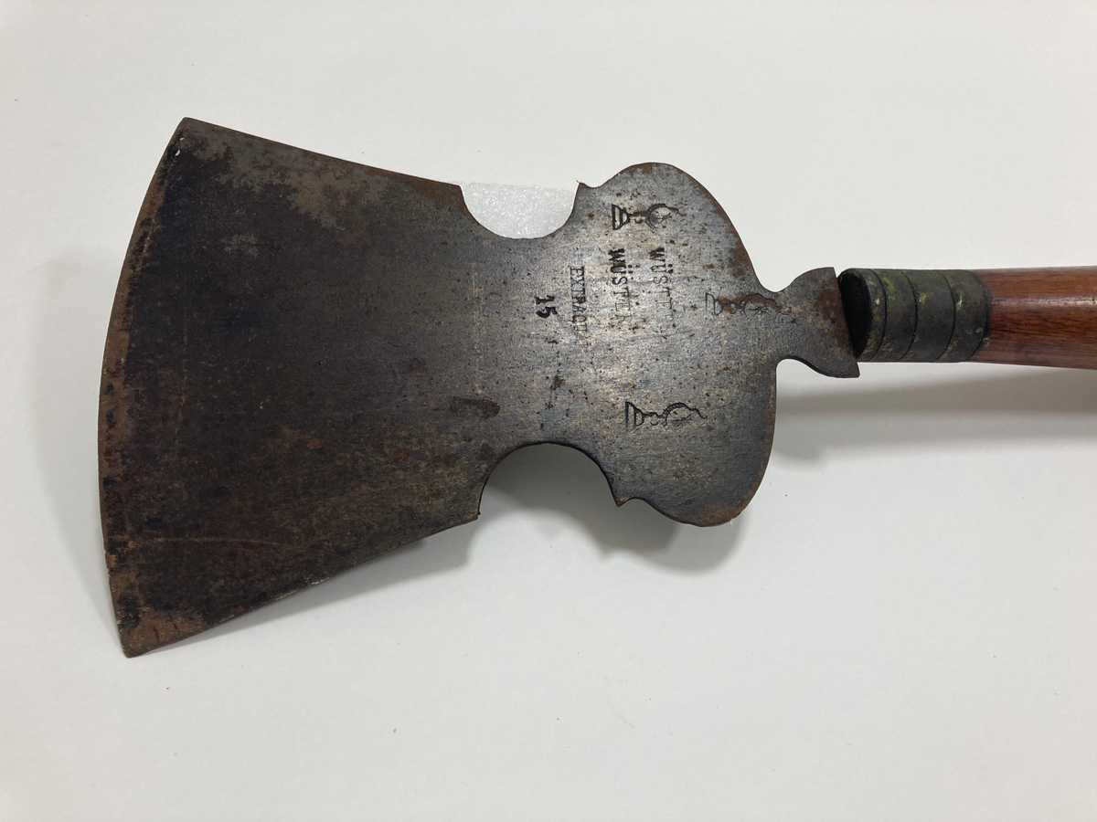 Hakkekniv i metall og tre. Svunget blad og dreid skaft.