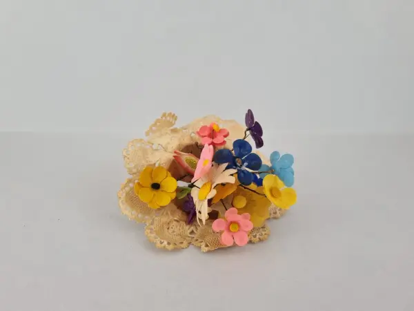 Majblommebukett med spetspapper