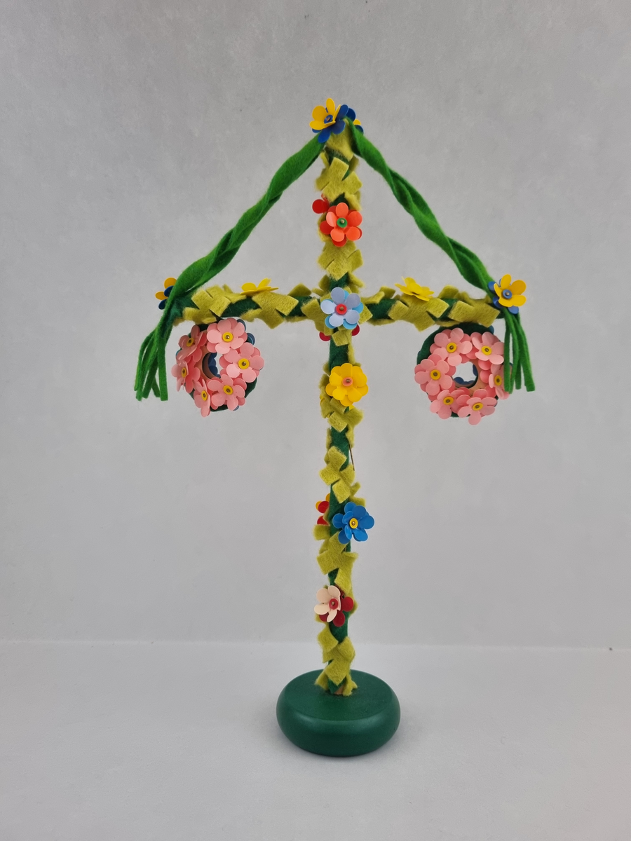 Midsommarstången är ett exempel på vad man tillverkade för att sälja majblommor från tidigare år.