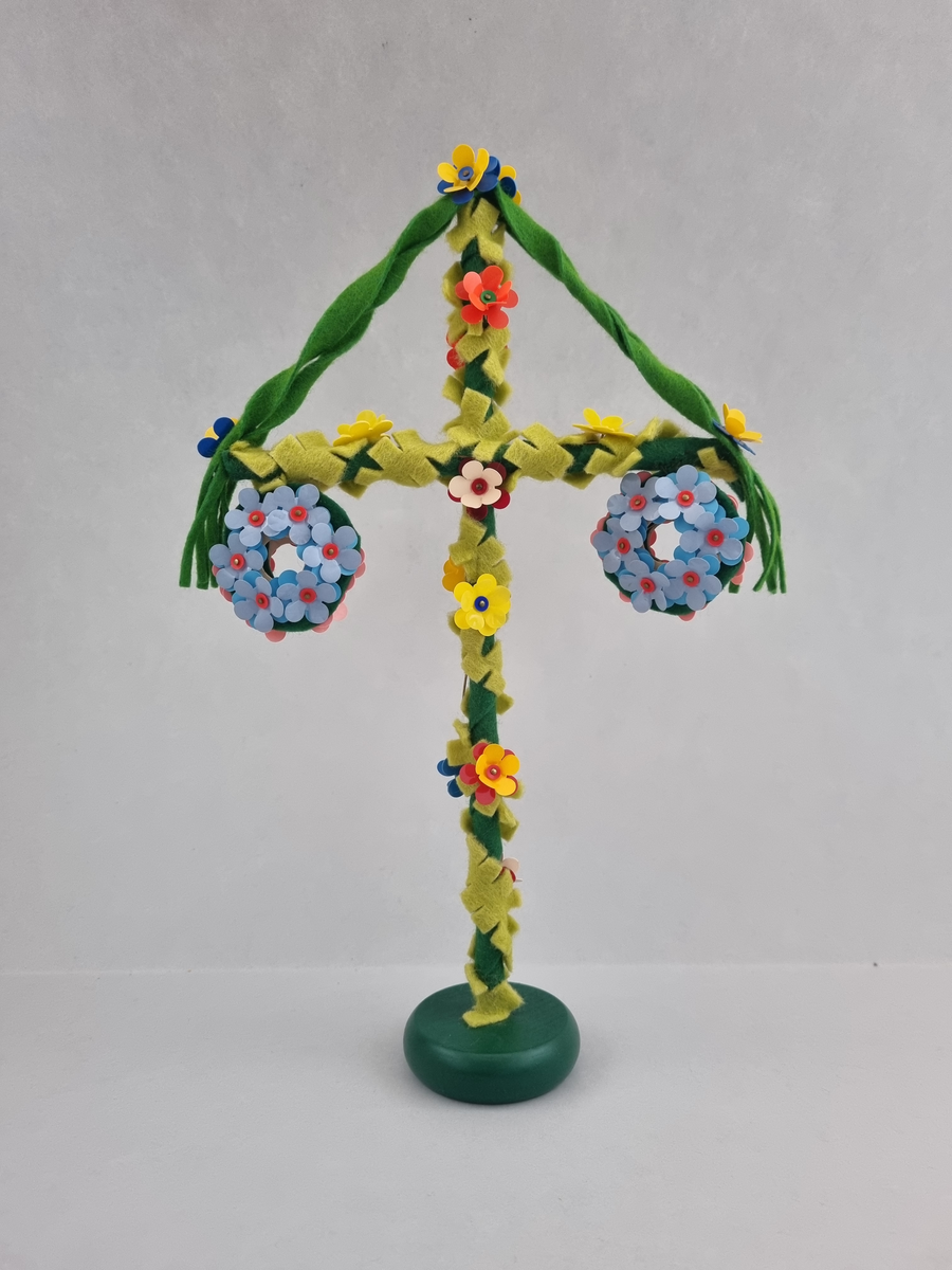 Midsommarstången är ett exempel på vad man tillverkade för att sälja majblommor från tidigare år.