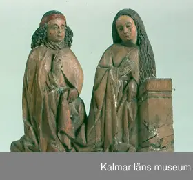 KLM 34597. Skulptur, kyrklig skulptur. Del av altarskåp. Föreställande Jungfru Maries bebådelse. Mindre färgfragment av blått, rött, karnation och förgyllning finns.