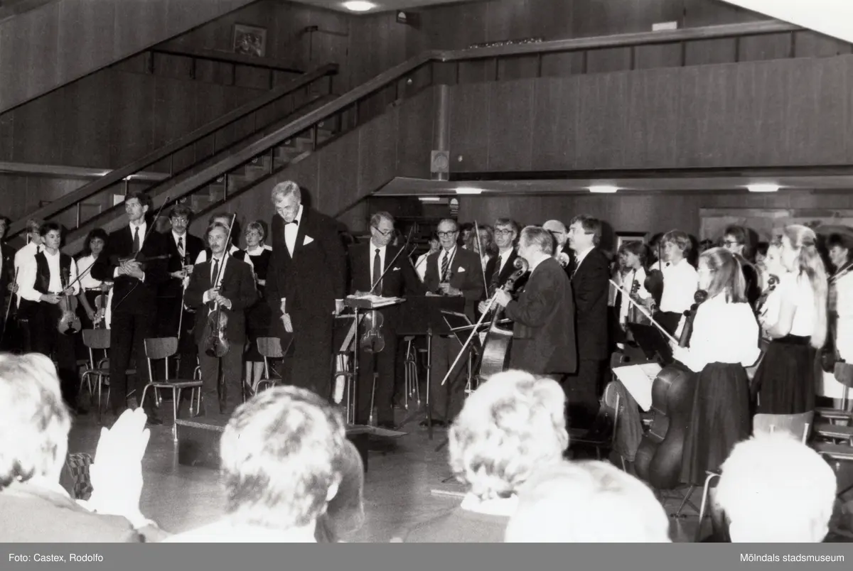 En orkester som spelar en konsert i stadshushallen i Mölndals stadshus, okänt årtal.