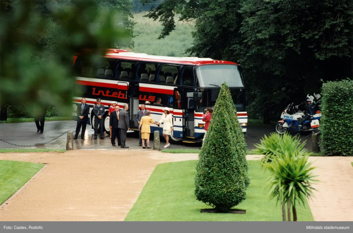Det svenska kungaparet på besök vid Gunnebo slott i Mölndal den 28 augusti 1997. Här har man precis anlänt Gunnebo med buss.