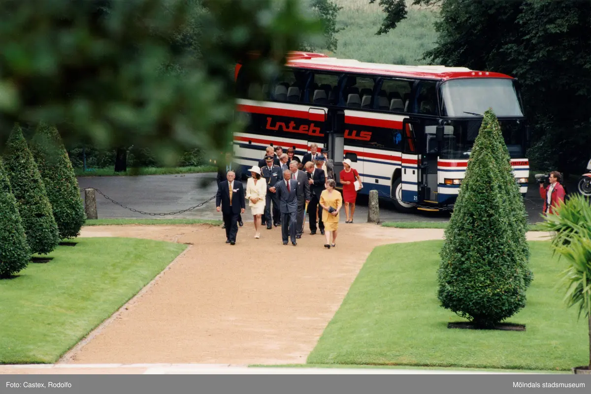 Det svenska kungaparet på besök vid Gunnebo slott i Mölndal den 28 augusti 1997. Här har man precis anlänt Gunnebo med buss och påbörjat promenaden upp mot slottet.