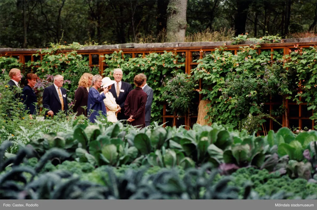 Det svenska kungaparet på besök vid Gunnebo slott i Mölndal den 28 augusti 1997. Här står man i köksträdgården.