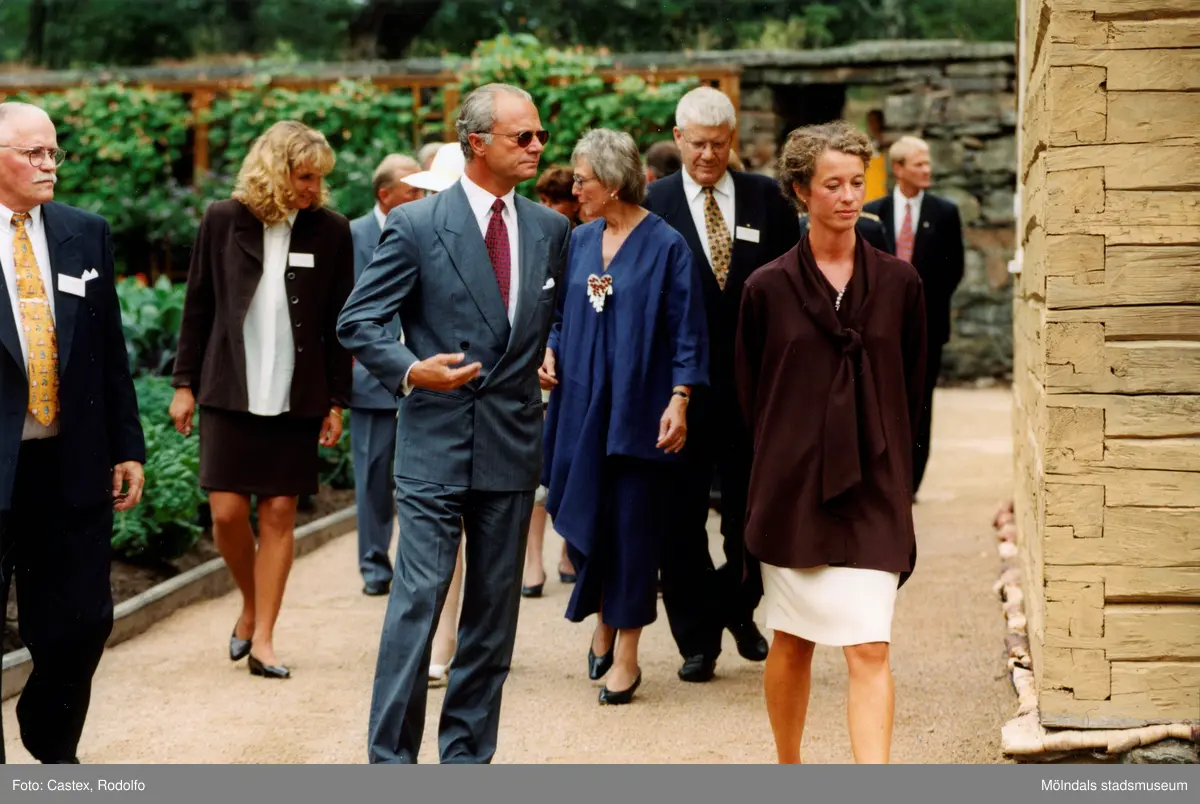 Det svenska kungaparet på besök vid Gunnebo slott i Mölndal den 28 augusti 1997. Promenad från köksträdgården mot Tjenstefolksbostaden - kafé och konferenslokal.