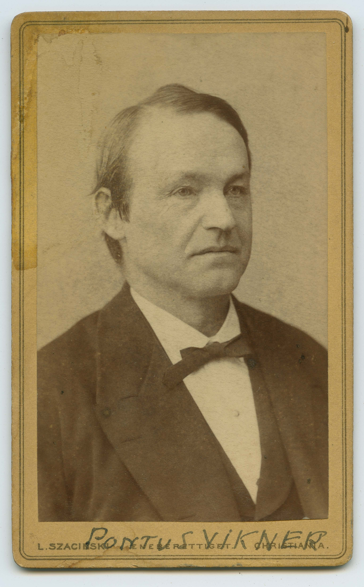 Porträtt på Pontus Wikner, Professor i filosofi. född 19 maj år 1837 på Kikeruds gård, Valboryr. död 15 maj år1888.