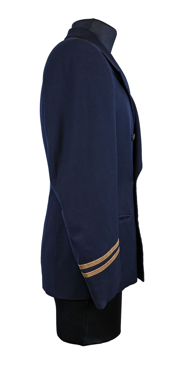 Kavaj i herrmodell, uniform från flygbolaget KLM Royal Dutch Airlines. Har tidigare tillhört Carl Gustaf Von Rosen. Mörkblå ylle med dubbelknäppning. Med KLMs emblem på vänster sida samt två galoner vid var ärmslut.