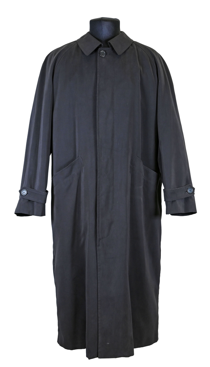 Fodrad överrock i trenchcoat-modell för flygbolagspersonal hos Delta Air Lines. Rocken har två ytterfickor samt en innerficka. Rocken består av skalrock samt löstagbart foder genom dragkedja. Både skalrock och foder är svarta och skalrocken är sydd med raglanärm. Enkel knäppning med fem svarta plastknappar samt två svarta plastknappar vid vardera ärmslut.

Storlek 42 R