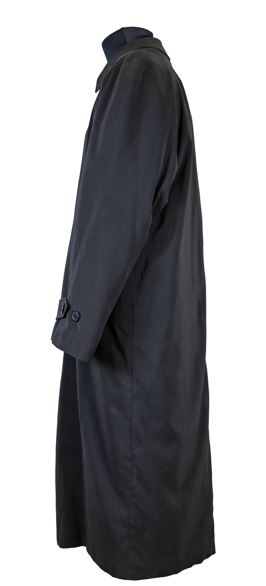 Fodrad överrock i trenchcoat-modell för flygbolagspersonal hos Delta Air Lines. Rocken har två ytterfickor samt en innerficka. Rocken består av skalrock samt löstagbart foder genom dragkedja. Både skalrock och foder är svarta och skalrocken är sydd med raglanärm. Enkel knäppning med fem svarta plastknappar samt två svarta plastknappar vid vardera ärmslut.

Storlek 42 R