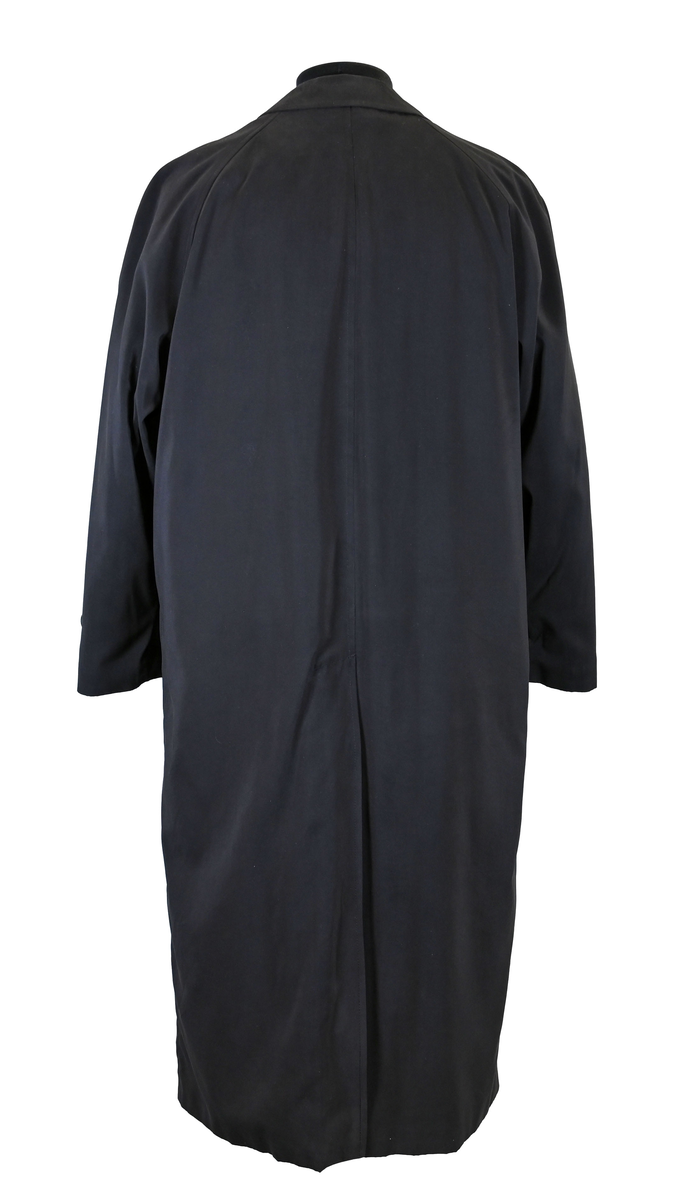 Fodrad överrock i trenchcoat-modell för flygbolagspersonal hos Delta Air Lines. Rocken har två ytterfickor samt en innerficka. Rocken består av skalrock samt löstagbart foder genom dragkedja. Både skalrock och foder är svarta och skalrocken är sydd med raglanärm. Enkel knäppning med fem svarta plastknappar samt två svarta plastknappar vid vardera ärmslut.

Storlek 42 R