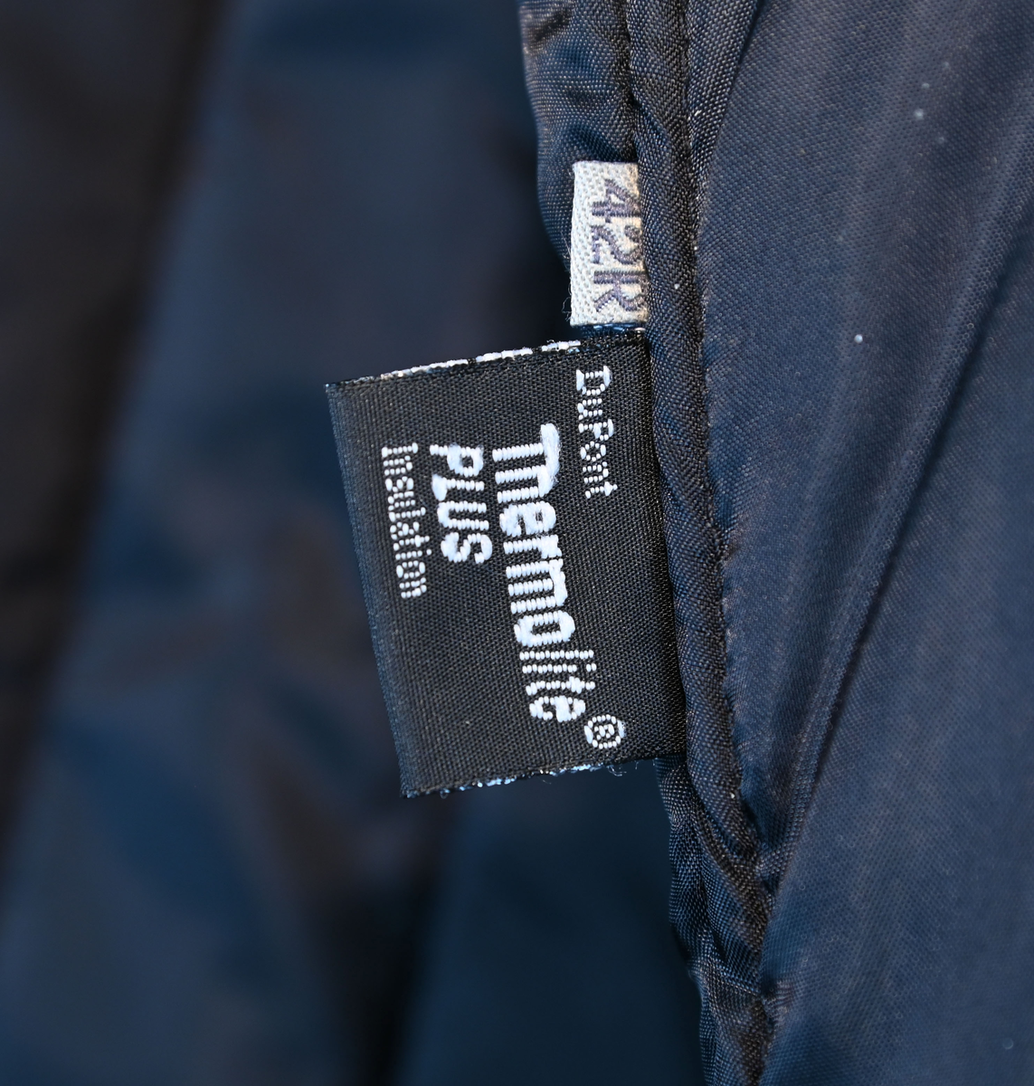 Fodrad överrock i trenchcoat-modell för flygbolagspersonal hos Delta Air Lines. Rocken har två ytterfickor samt en innerficka. Rocken består av skalrock samt löstagbart foder genom dragkedja. Både skalrock och foder är svarta och skalrocken är sydd med raglanärm. Enkel knäppning med fem svarta plastknappar samt två svarta plastknappar vid vardera ärmslut.

Storlek 42 R