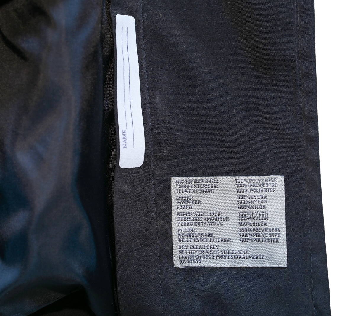 Fodrad överrock i trenchcoat-modell för flygbolagspersonal hos Delta Air Lines. Rocken har två ytterfickor samt en innerficka. Rocken består av skalrock samt löstagbart foder genom dragkedja. Både skalrock och foder är svarta och skalrocken är sydd med raglanärm. Enkel knäppning med fem svarta plastknappar samt två svarta plastknappar vid vardera ärmslut.

Storlek 42 R