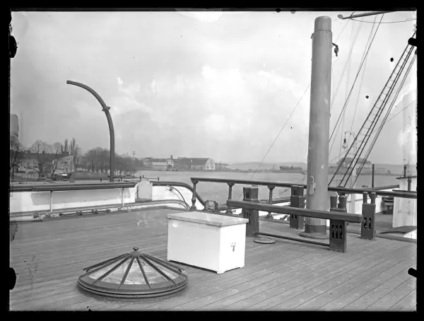 Vy över däcket på logementsfartyg Stockholm.