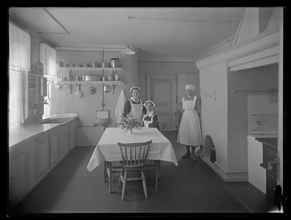 Köket med kökspersonal på Varvschefsboställe.