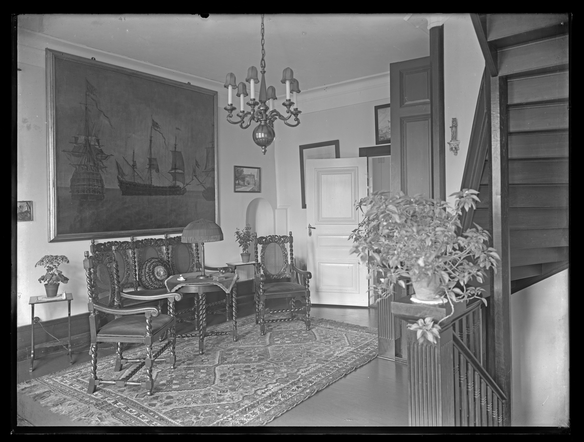 Tavla med målning av 108-kanonskeppet Kung -Carl, byggt å Karlskrona örlogsvarv år 1694 av Charles Sheldon.  Den visar fartyget, sett från tre håll.
Tavlan är osignerad.

Ramens bredd är 80 mm. Övriga dimensioner avser tavlan.