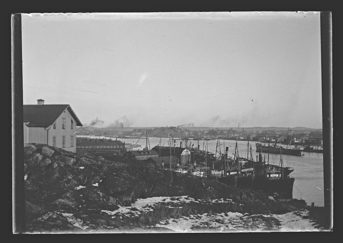 Bilden föreställer en vy över Lindholmens varv och Göta älv i Göteborg år 1900.
