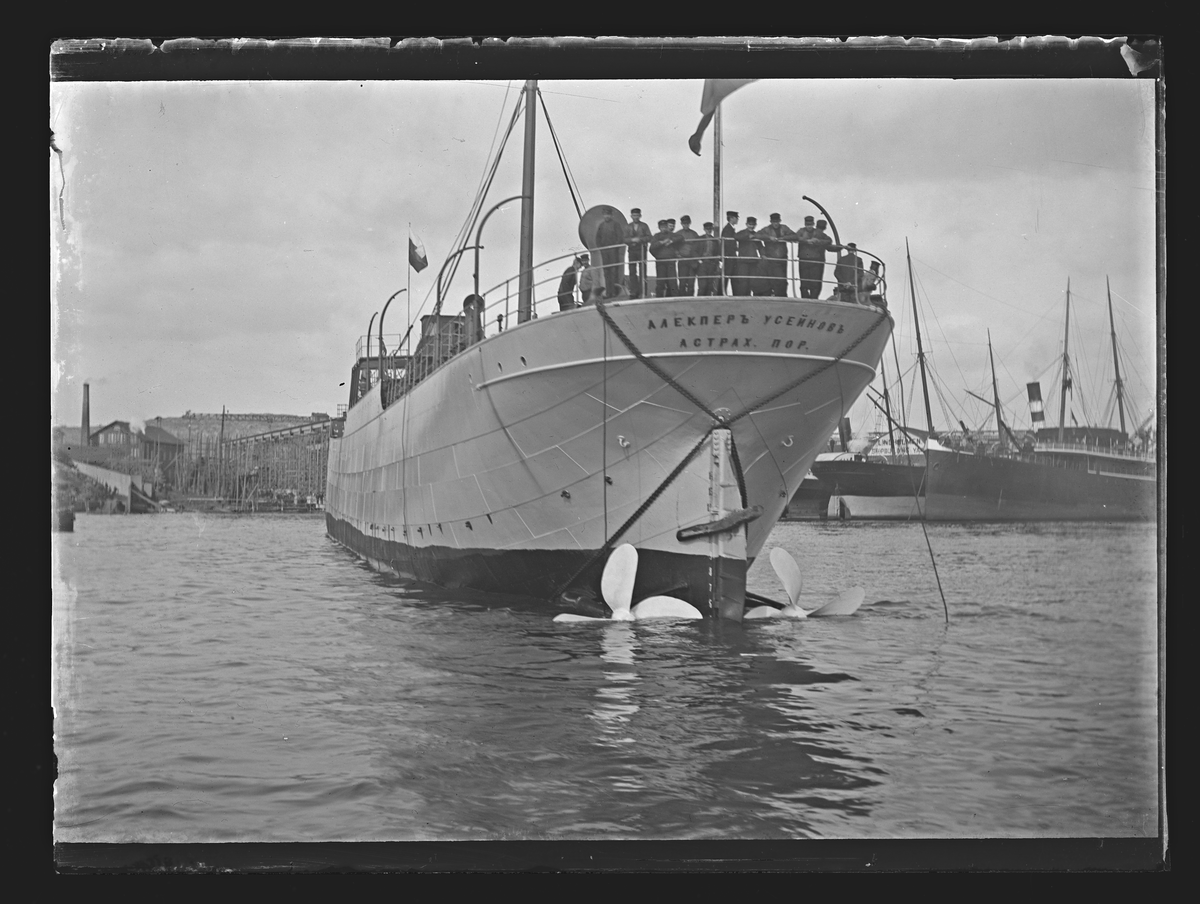 Bilden visar ett fartyg med den ryska namn Алекпер Усеинов (Астрах)  glider av Lindholmens varvs stapelbädd under sjösättningen. Enligt påskrift är det nybygge nr. 375, ett tankfartyg på 2000 ton. (Alekper Useinoff)