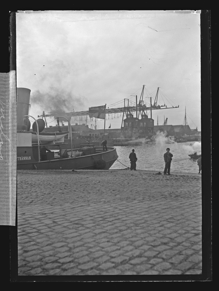 Bilden visar bogserbåten Flintrännan i Malmös hamn. I bakgrundens syns Kockums varvsanläggningar.