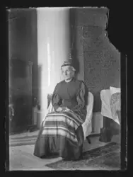 Gammal kvinna i hemmet.