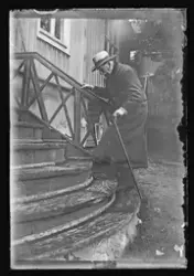 Gammal man på trappa.