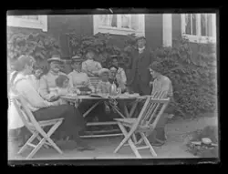 Familjeträff runt fikabordet.