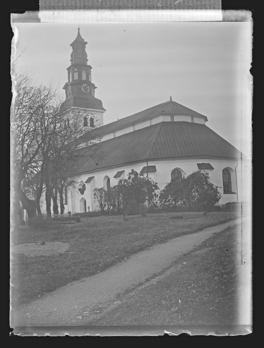 Bilden visar Köpings kyrka år 1900.