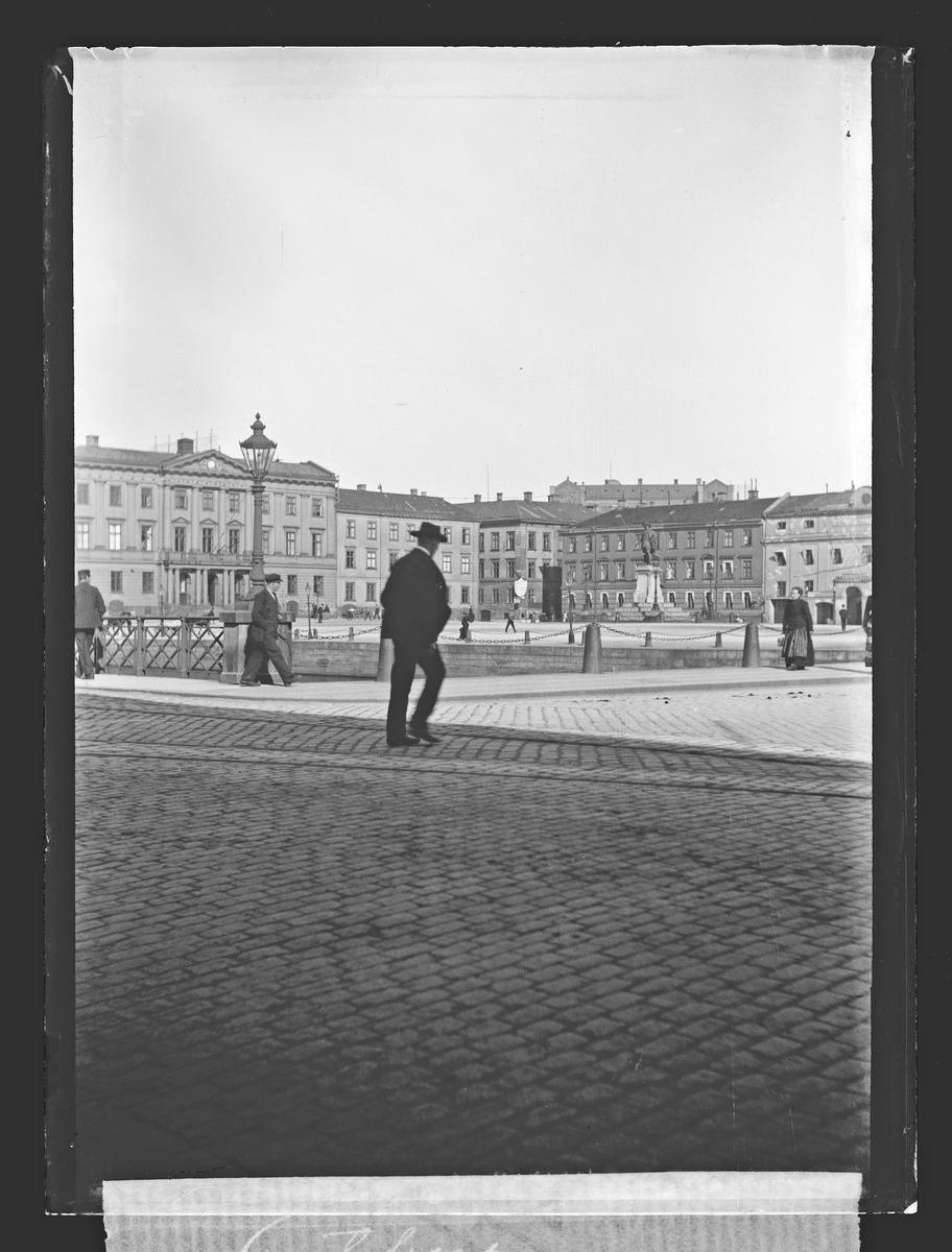 Bilden visar Gustav Adolfs torg i Göteborg med gångtrafikanter.