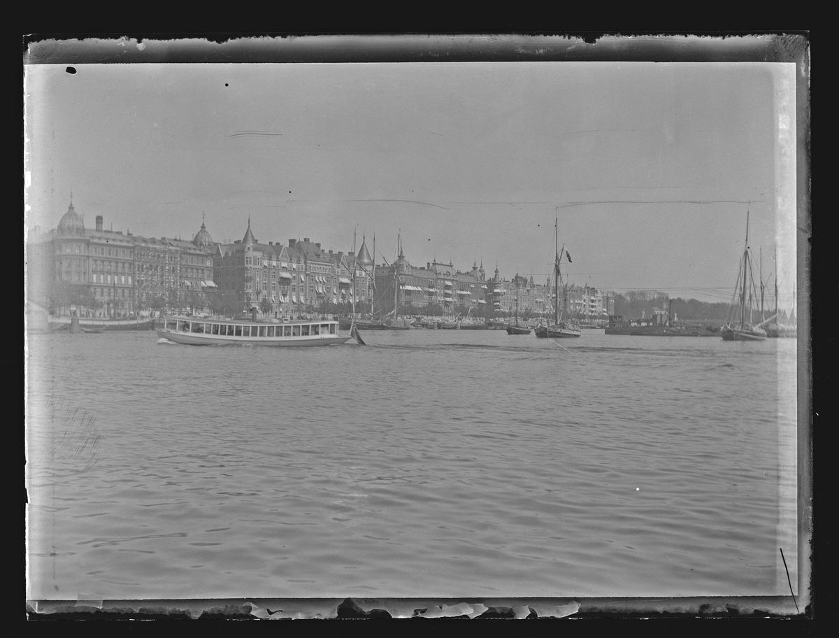 Bilden föreställer en vy över Strandvägen i Stockholm.