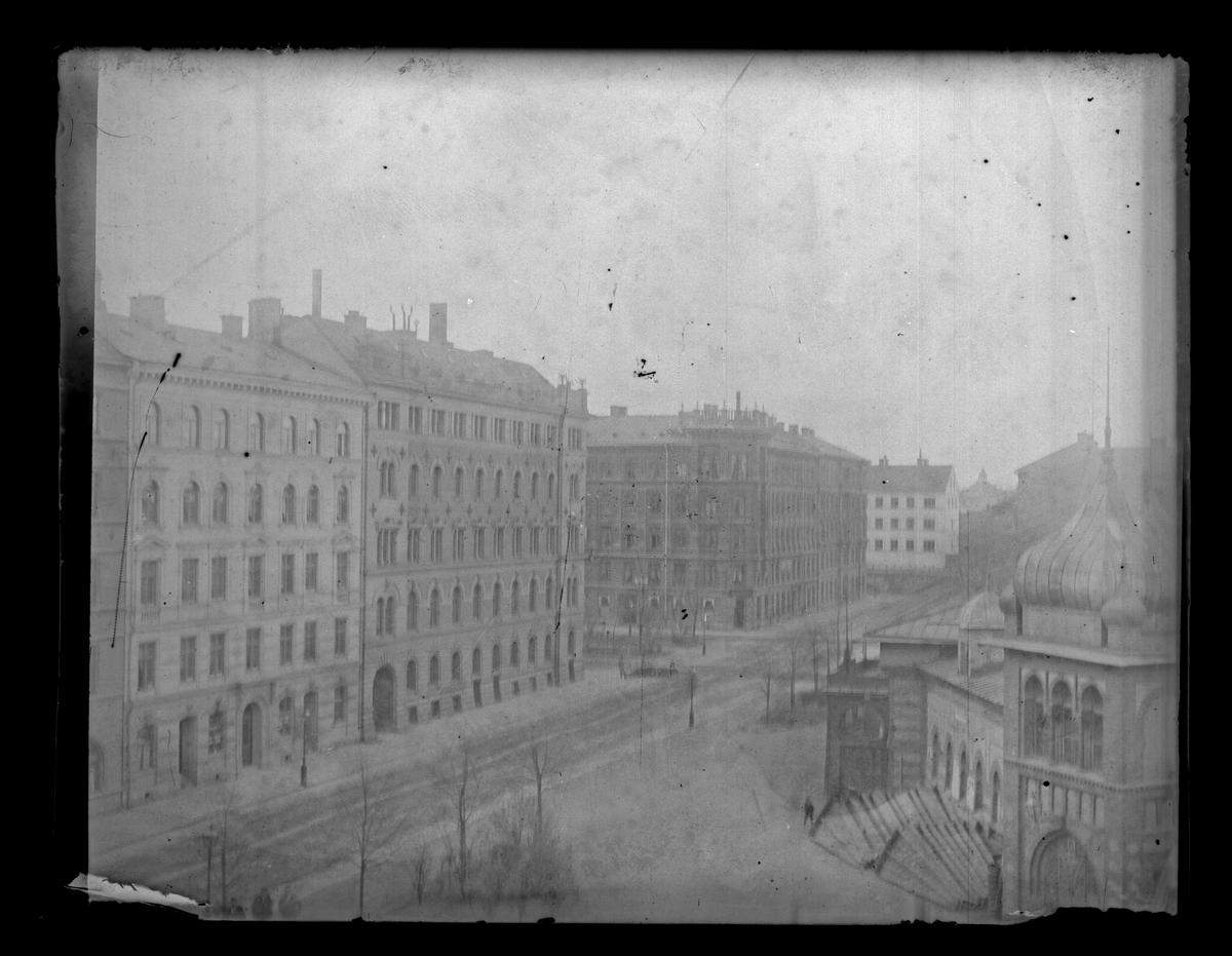 Bilden visar antagligen bostadshus på Karlavägen i Stockholm. Till höger sida syns ett hörn av Industripalatset som brann ner 1913.