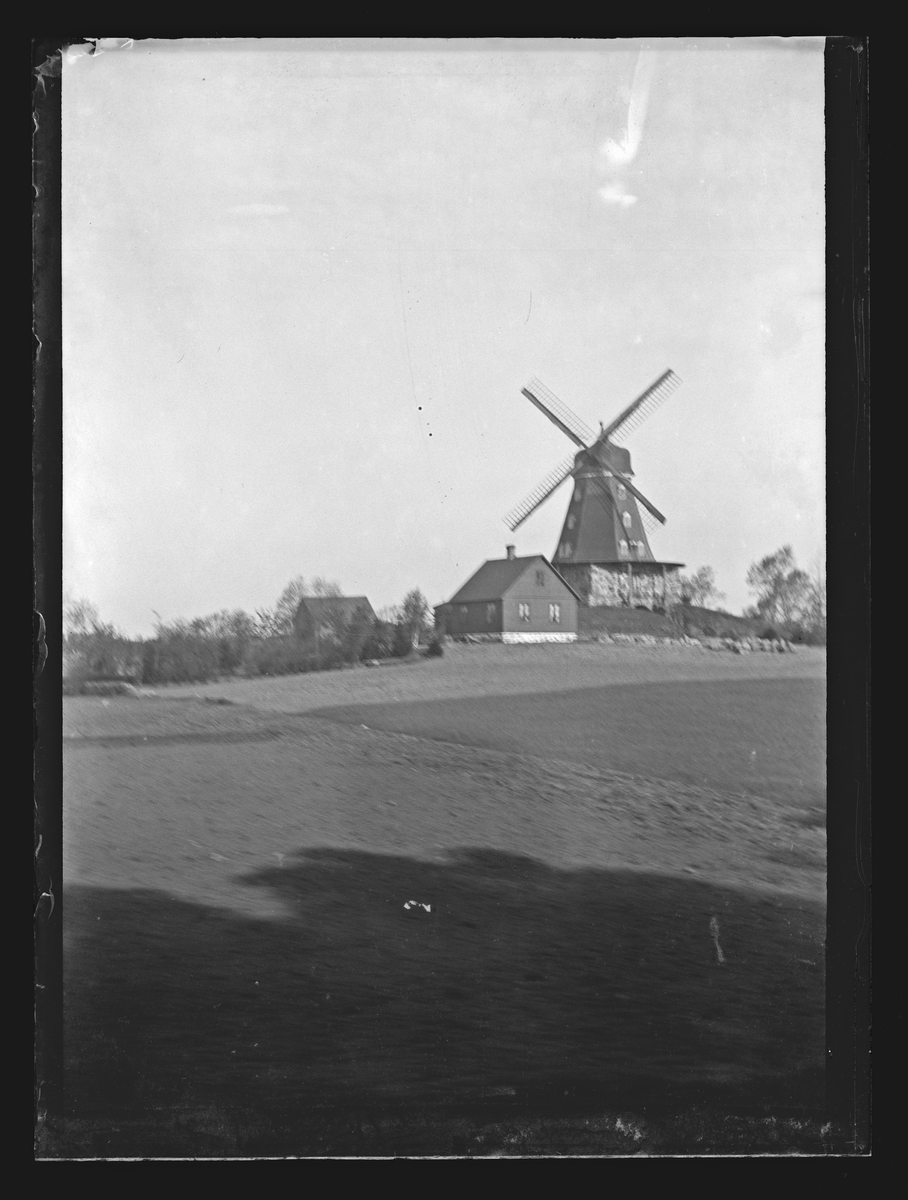 Bilden visar en landskap med väderkvarn i Skåne 1901.