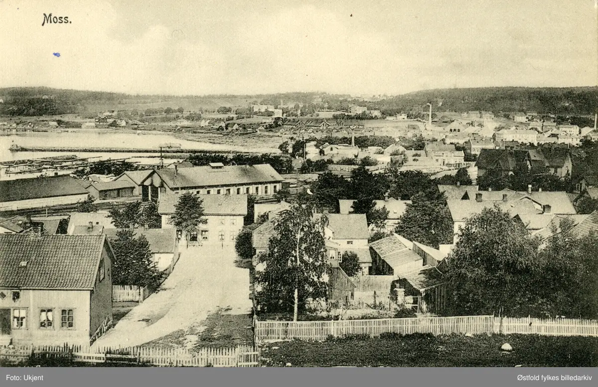 Oversiktsbilde fra Moss, postkort 1910. Fotografert fra kirkegården mot Jeløy. Moss jernbanestasjon.